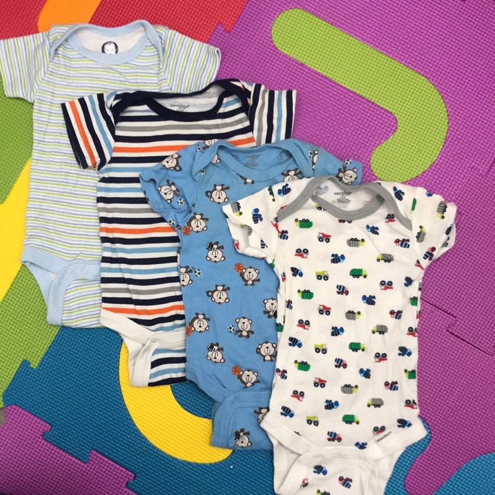 (4) 0-3 months ONESIES!!